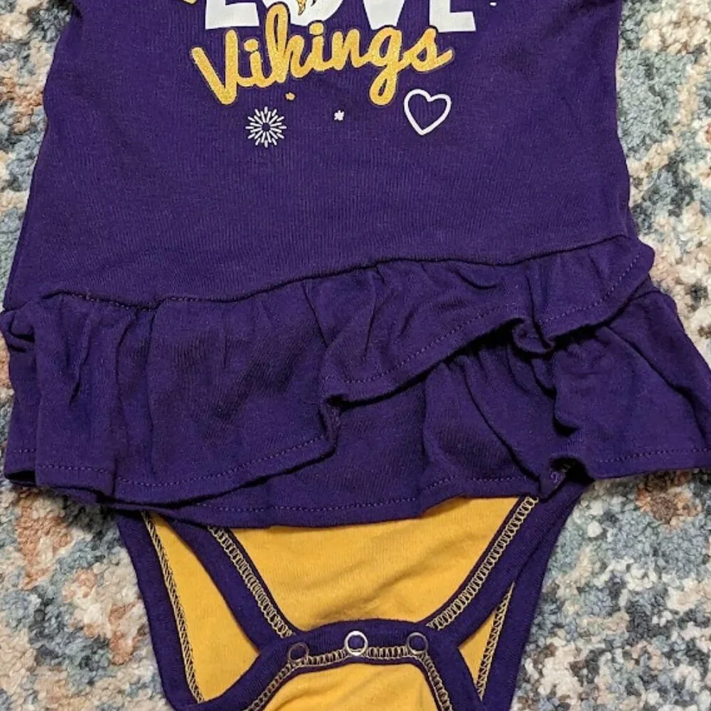 Baby Onesie NFL Minnesota Vikings love purple and yellow size 6-9 months